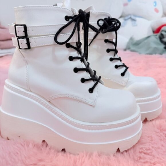 ♥ DEMONIA SHAKER/SHAKER-52 PLATFORM BOOTS SIZE 8 ♥ BARELY WORN-GREAT CONDITION ♥ - Picture 1 of 4